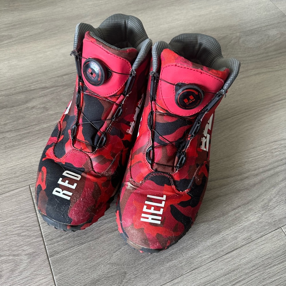 DOUBLE RED Boots WIRE Sneakers